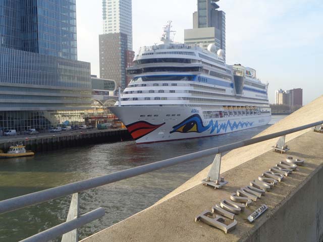 Cruiseschip ms AIDAmar van Aida Cruises aan de Cruise Terminal Rotterdam